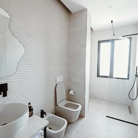 Escape To A Luxurious Private Near Durres! Gasthuis *